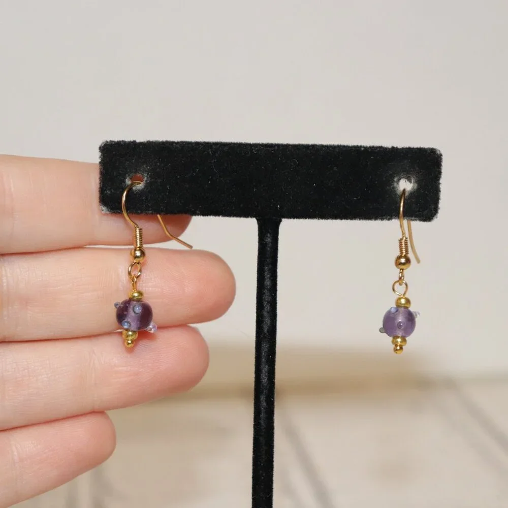 💜 NWOT Gold & Purple Glass Dangling Earrings – 1 1/8